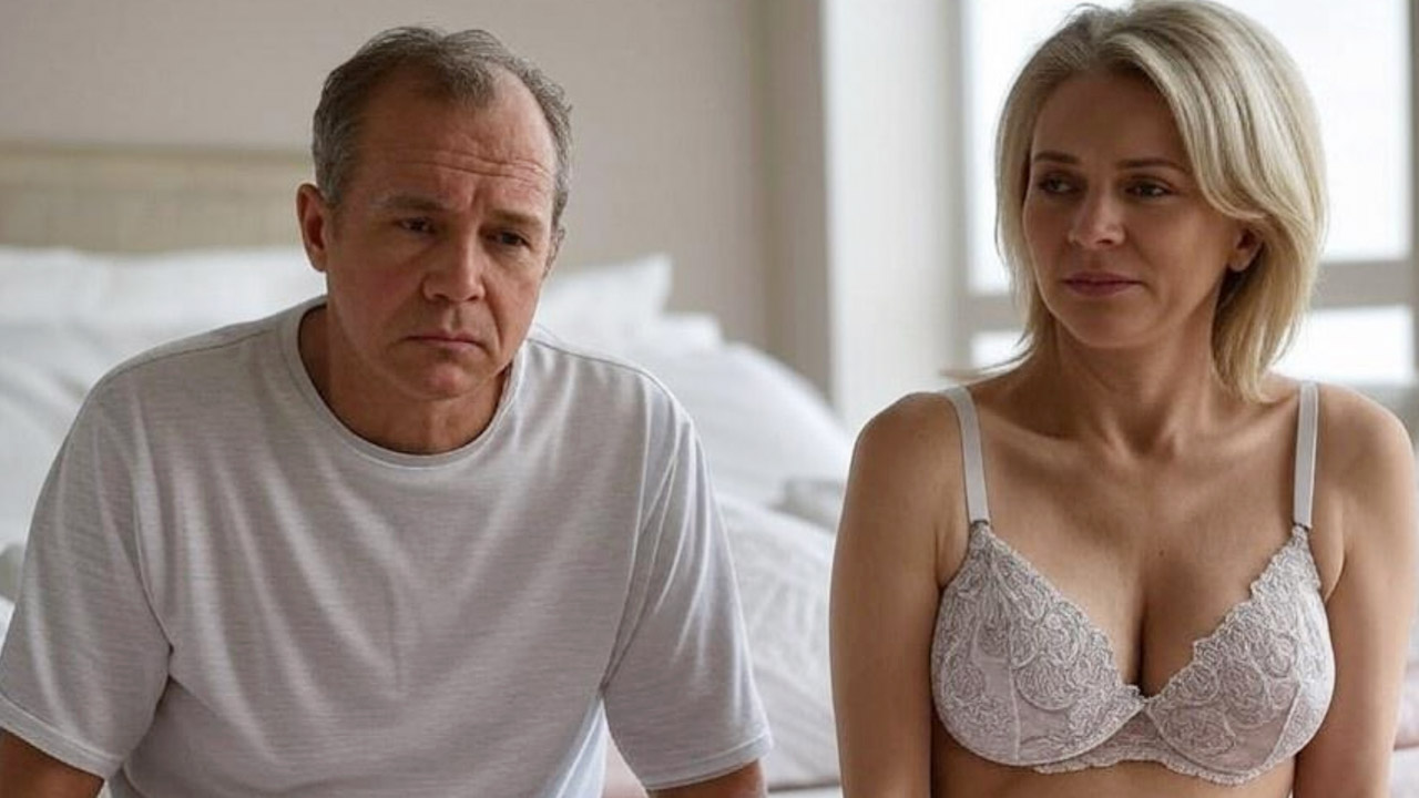 Uma imagem realista, em ambiente claro e plano aberto, um homem adulto triste com a sua esposa triste na cama de lingerie e ele está sofrendo com problemas de disfunção erétil.